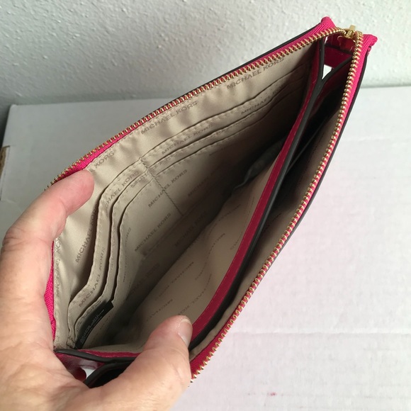 SOLD 🆕 Michael Kors Leather Wristlet - Picture 8 of 8